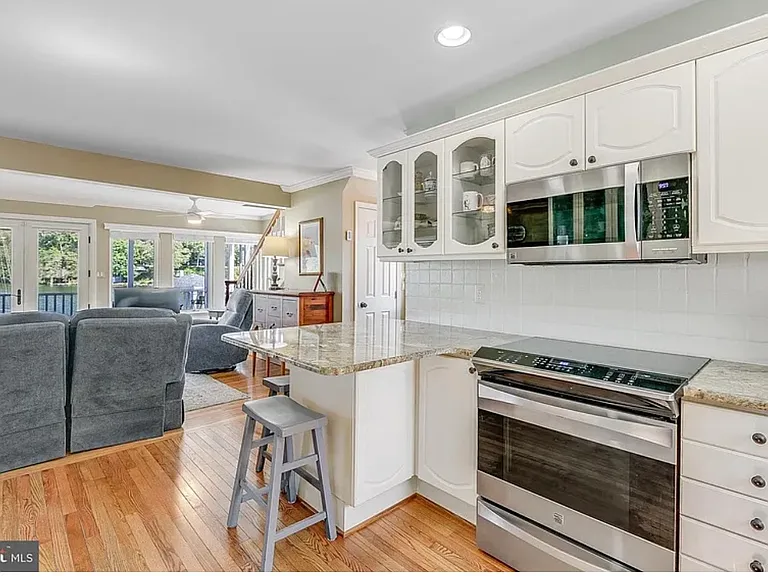 684 N Riverside Dr — Photo 15