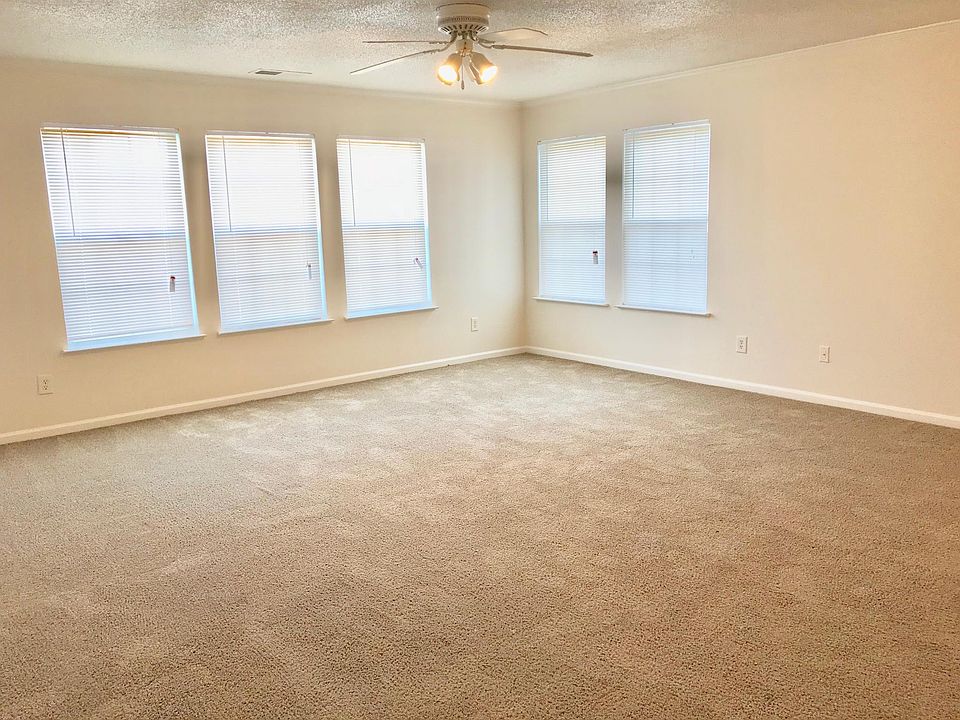 2 bedroom condo with carpet