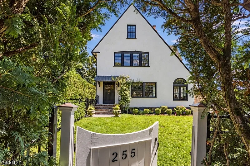 3 bed, 1.0 bath, $4,200 — Photo 1