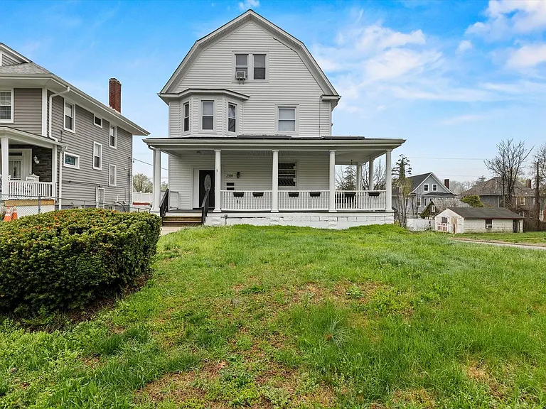 2510 Roslyn Ave — Photo 2