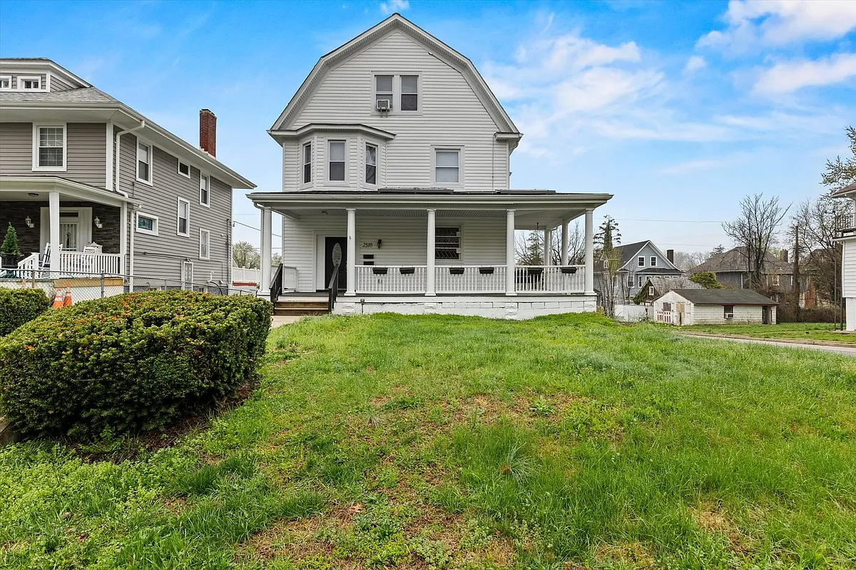Building Photo - 2510 Roslyn Ave