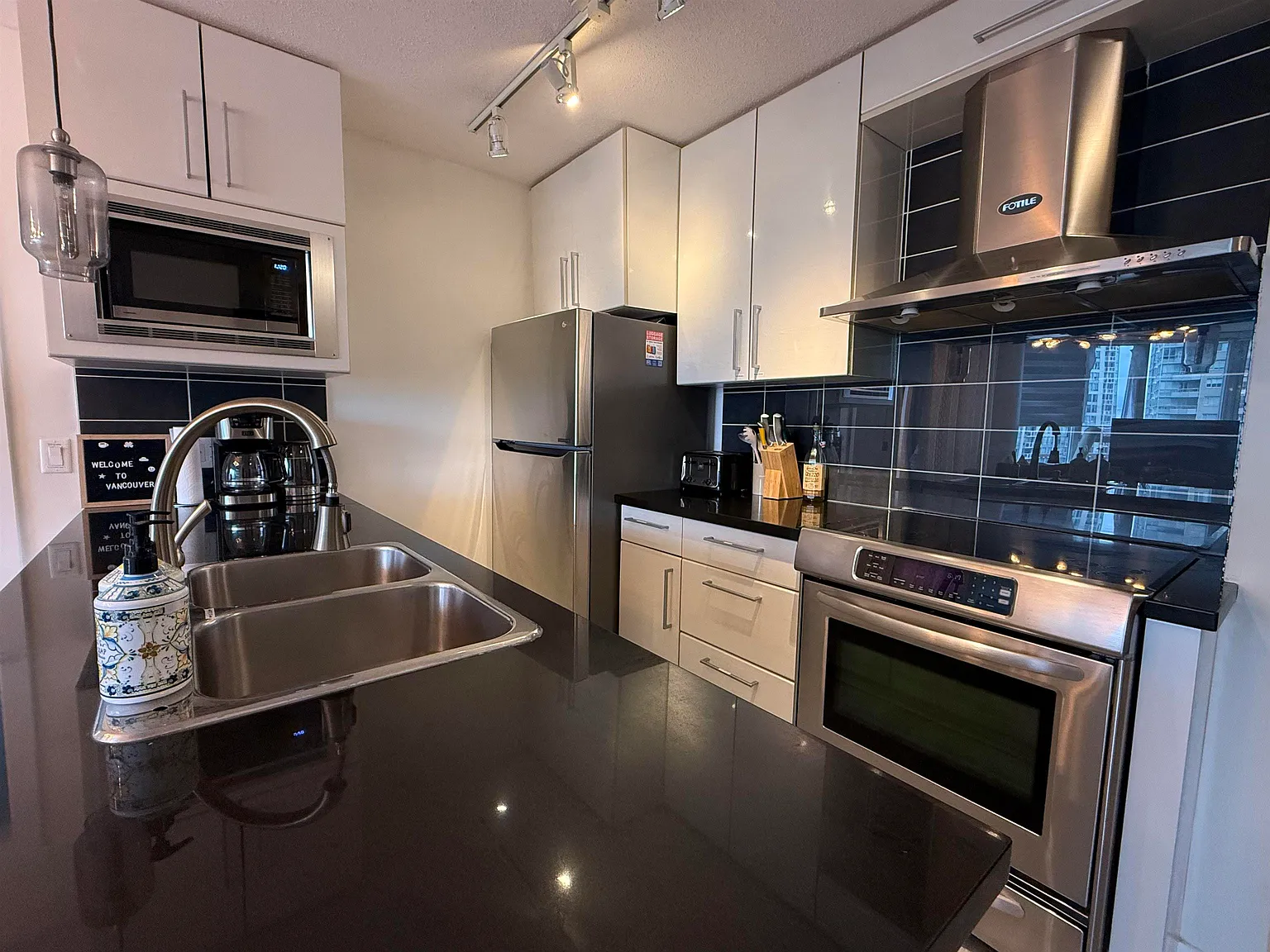 2 bed, 918 sqft, $3,400 — Photo 2