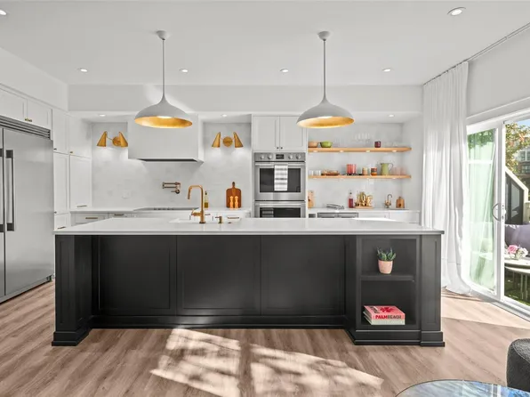 4583 Wilkinson Rd #4, Saanich, BC V8Z 5C3