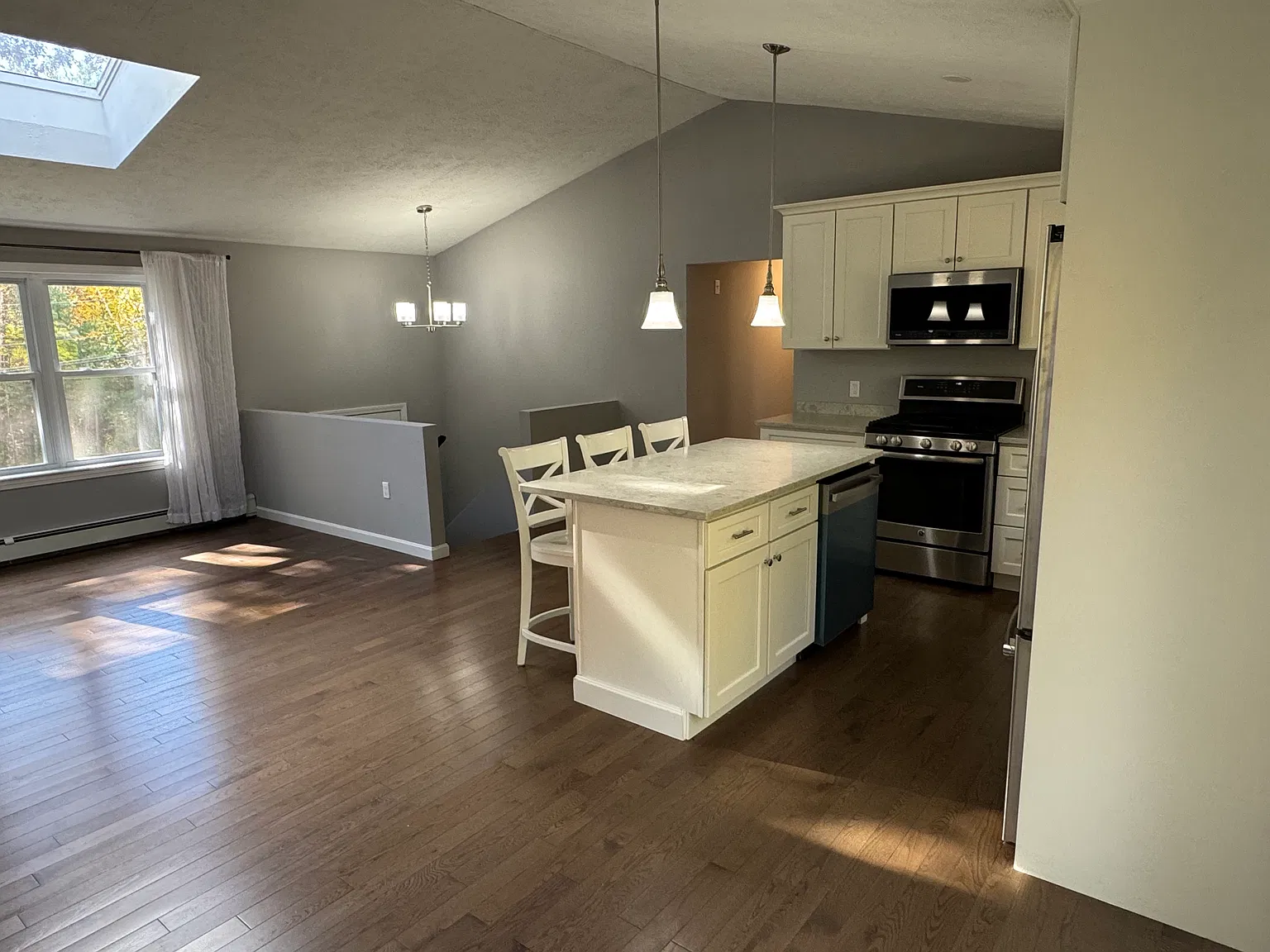 3 bed, 960 sqft, $3,500 — Photo 2