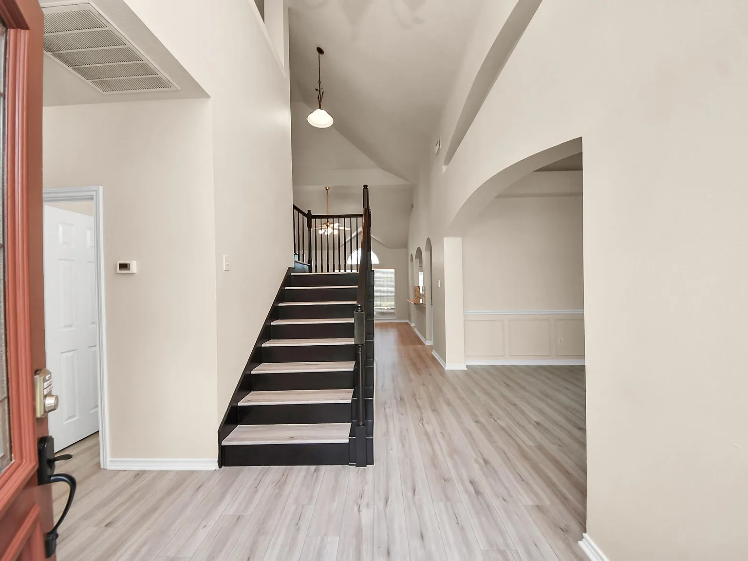 5 bed, 3.0 bath, 2571 sqft, $2,700 — Photo 2