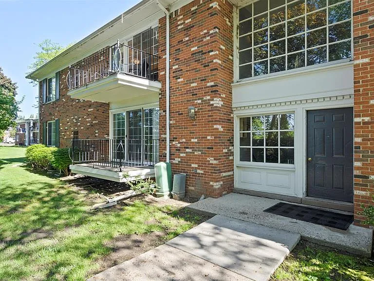448 Fox Hills Dr S #8 — Photo 1