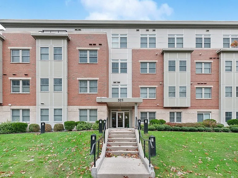 321 Hammond Pond Pkwy #106 — Photo 4