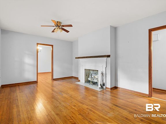 4th image of 3858 Hillcrest Ln