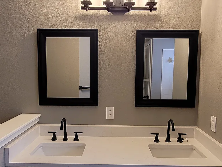 Master Bathroom w/ walk in closet