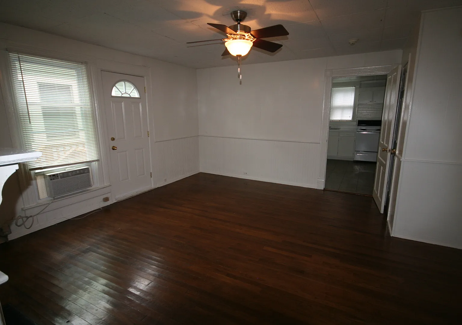 Duplex with Eat In Kitchen and Fenced Yd Near Duke and Downtown — Photo 4