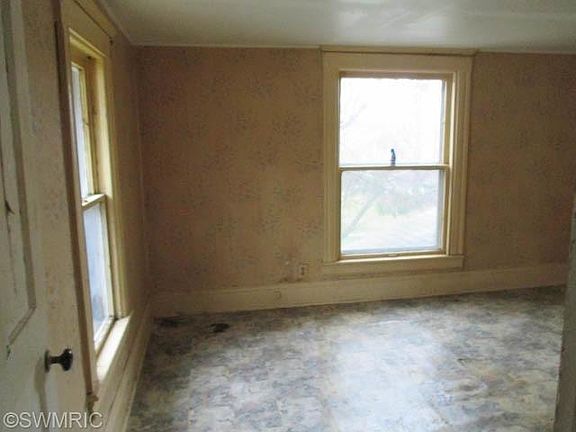 5th image of 105 Burnham St W