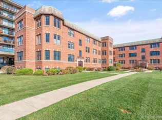 43 N Park Ave #1B, Lombard, IL 60148