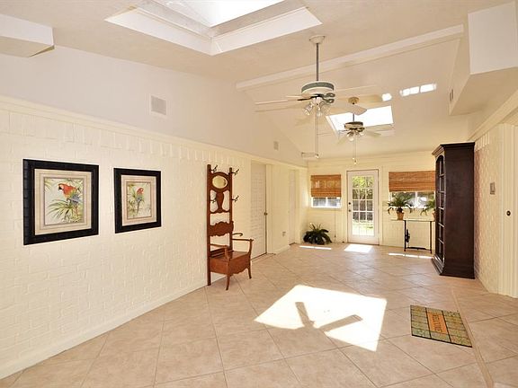 LOTS OF NATURAL LIGHT