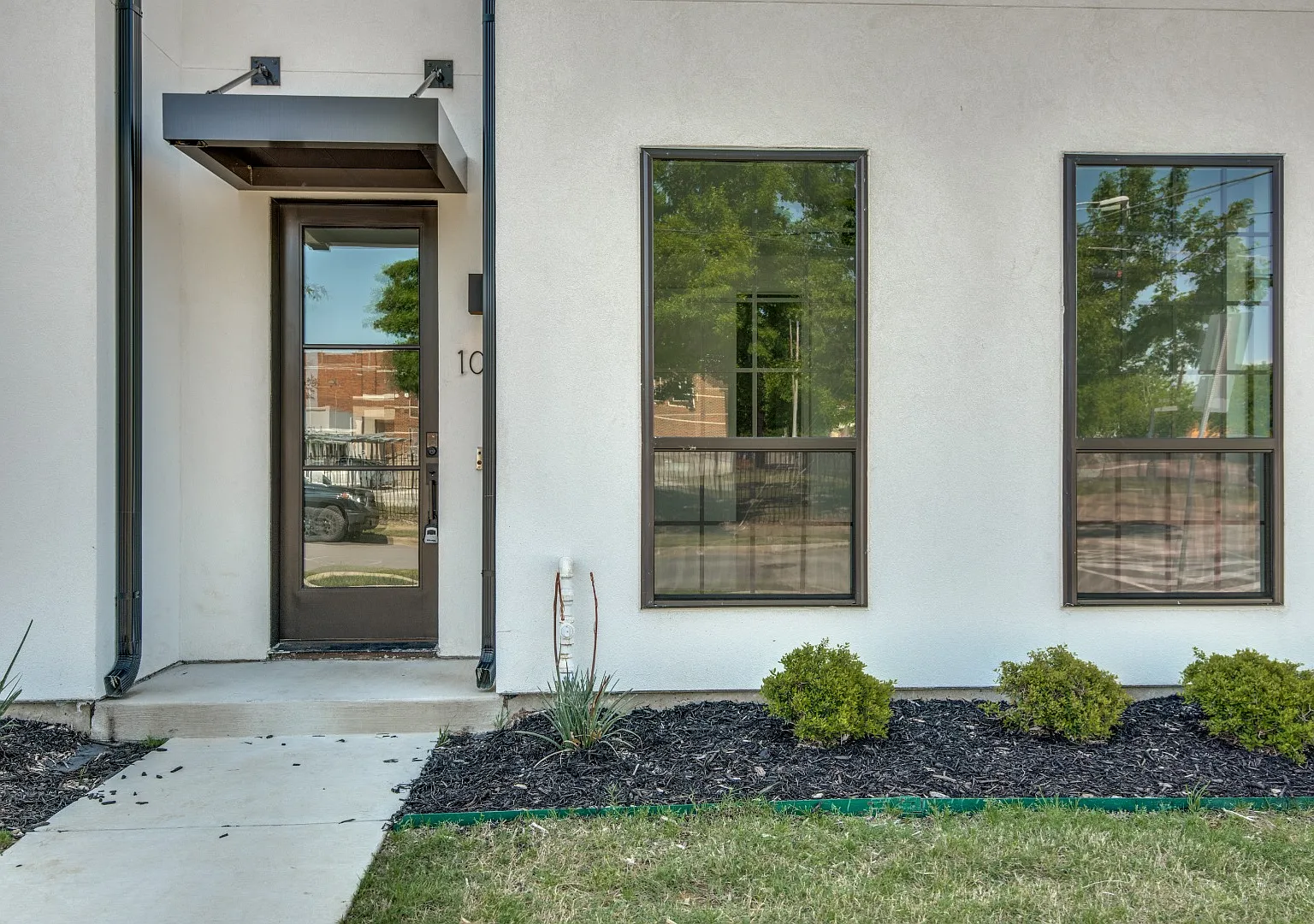 Modern 3-Story Townhome with Private Balcony & Attached Garage in the Heart of Dallas — Photo 2