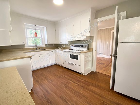 3rd image of 8 Woodland Ln