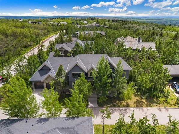 136 Posthill Dr SW, Calgary, AB T3H 0J1