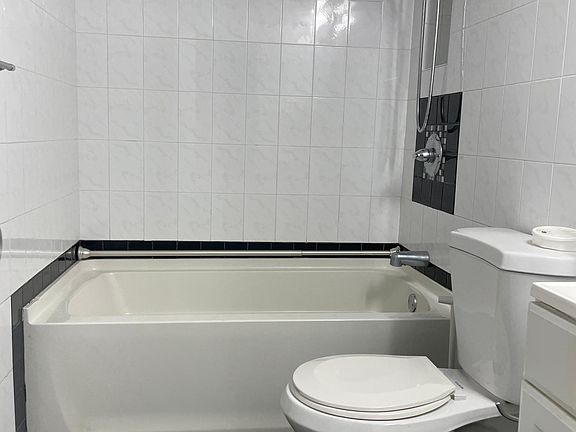 5th image of 1420 E 69th St