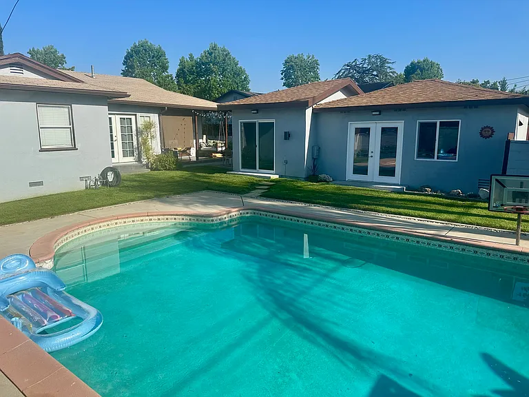 8958 N Swinton Ave — Photo 9