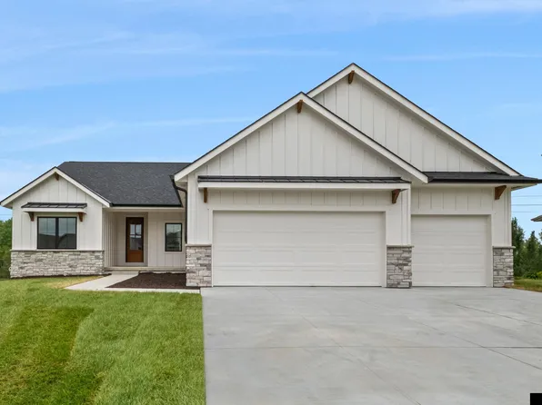 18304 Blackwalnut St, Omaha, NE 68136