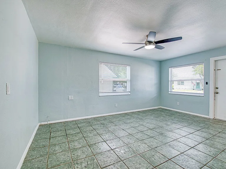 5501 Kelly Dr N — Photo 5