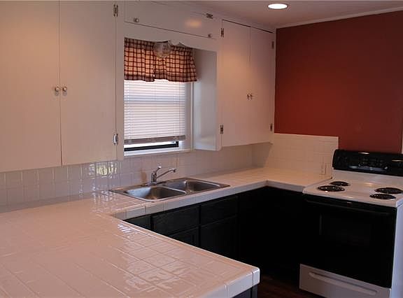 4th image of 701 Jeanette St