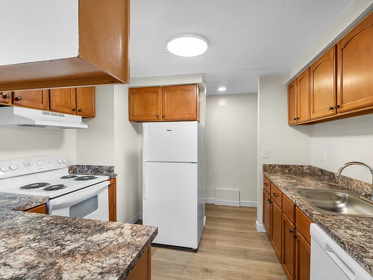 Clay Court Apartments — Photo 49