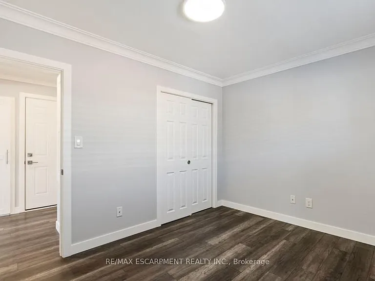 1266 Royal Dr W #UPPER — Photo 13