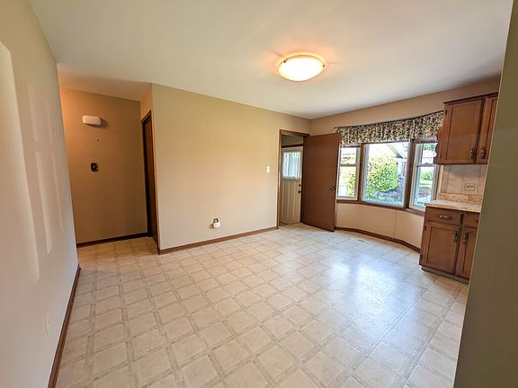 5th image of 5777 Sunnylea Cres