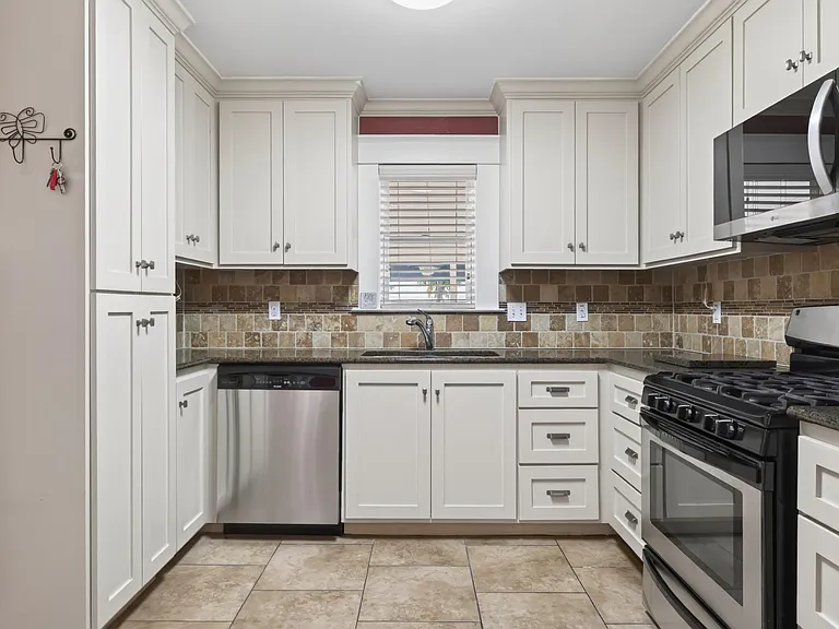 735 Cherico St — Photo 11