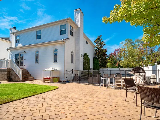 Sold by PRENDAMANO REAL ESTATE | media 41