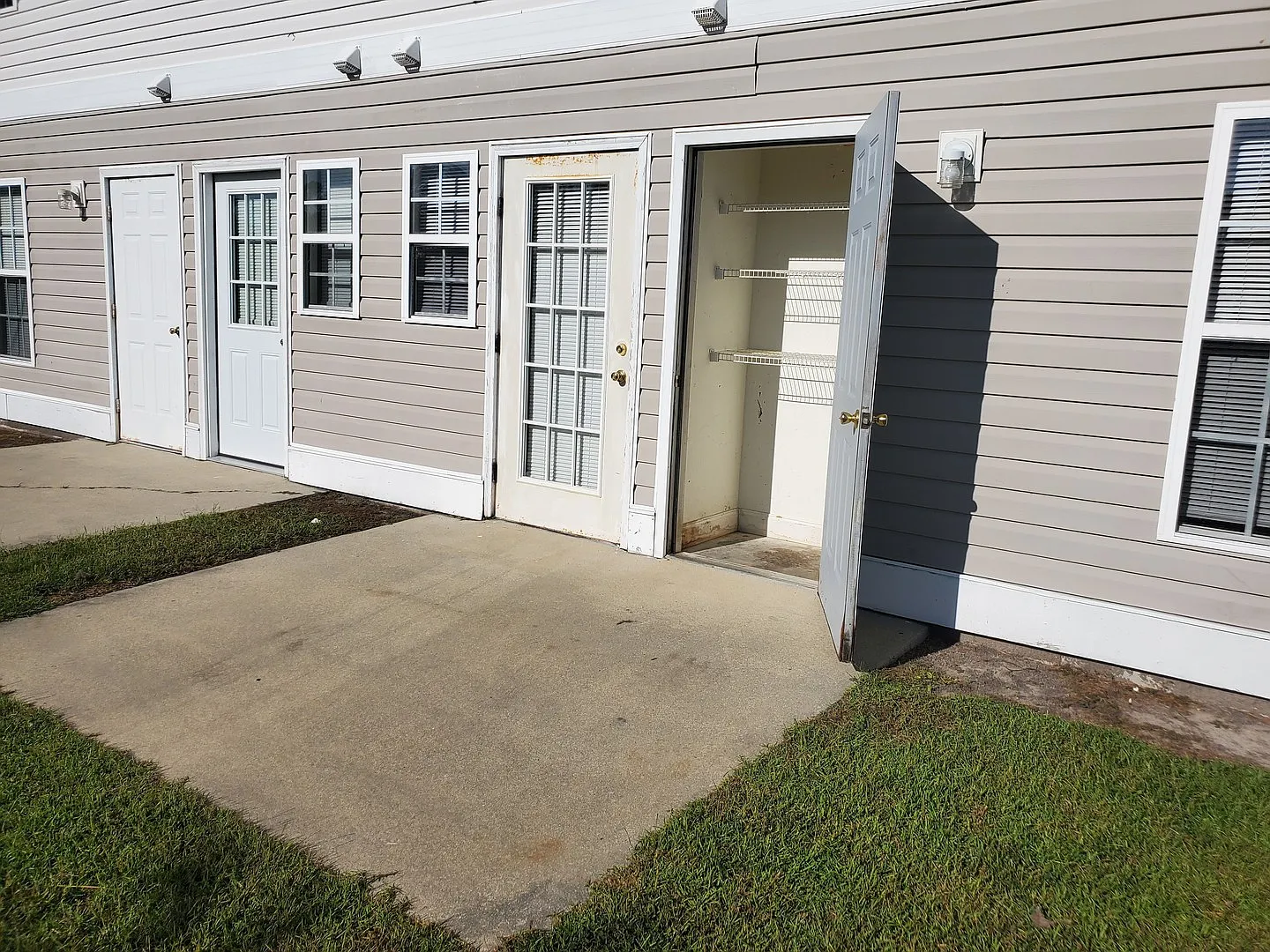 117 John Court - Downstairs Larger unit — Photo 2