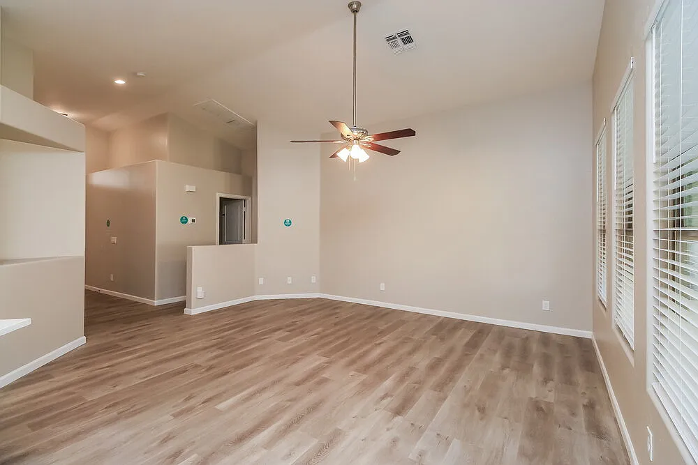 3 bed, 2.0 bath, 1985 sqft, $2,515 — Photo 3