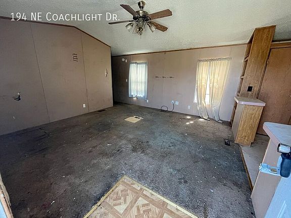 3rd image of 194 NE Coachlight Dr