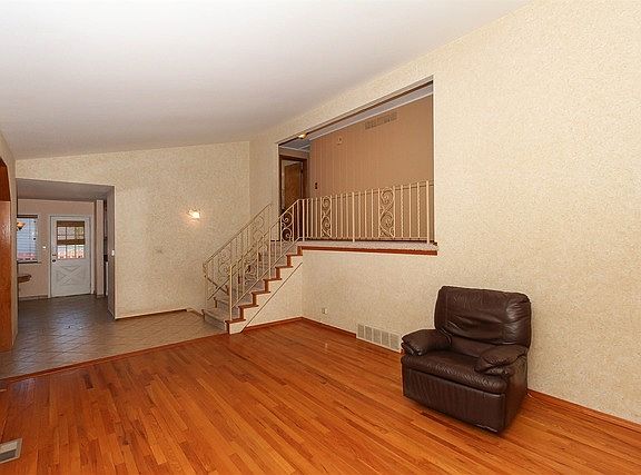 5th image of 1114 Duxbury Ln