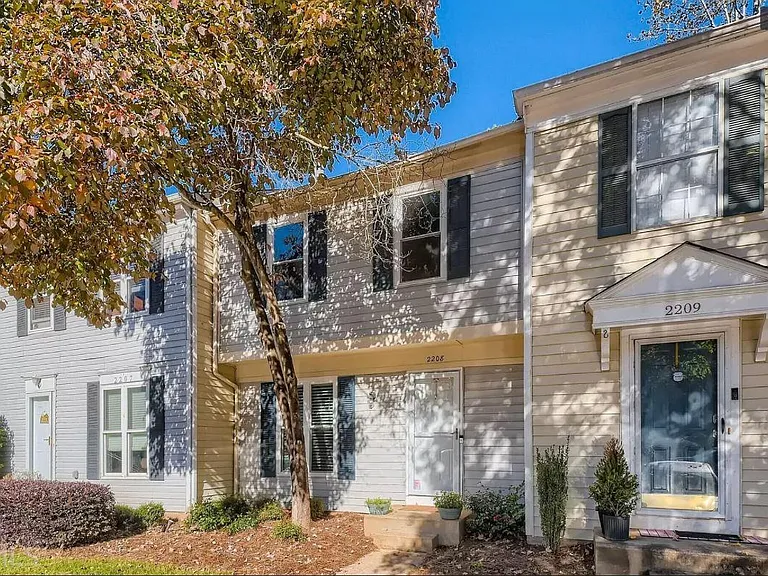 2208 Queen Anne Ct — Photo 25