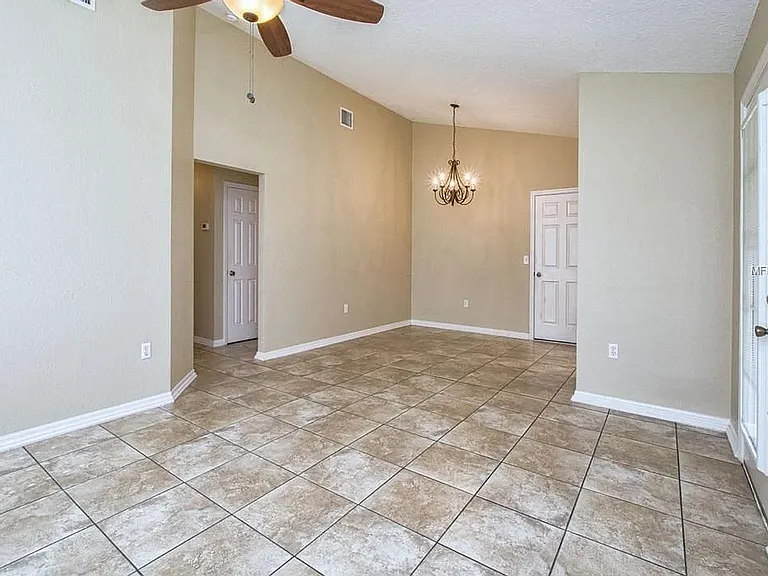 25024 Quaker Ridge Ave — Photo 9