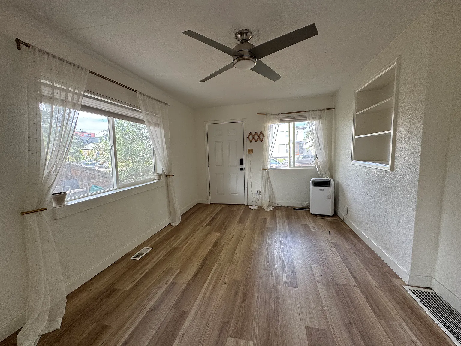 2 bed, 700 sqft, $2,450 — Photo 2