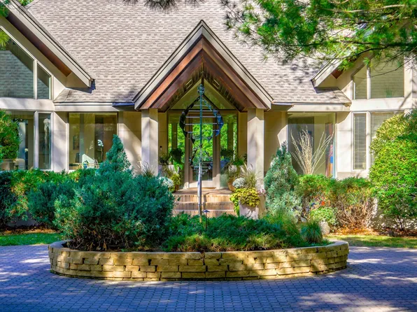1 Capaul Woods Ct, North Oaks, MN 55127