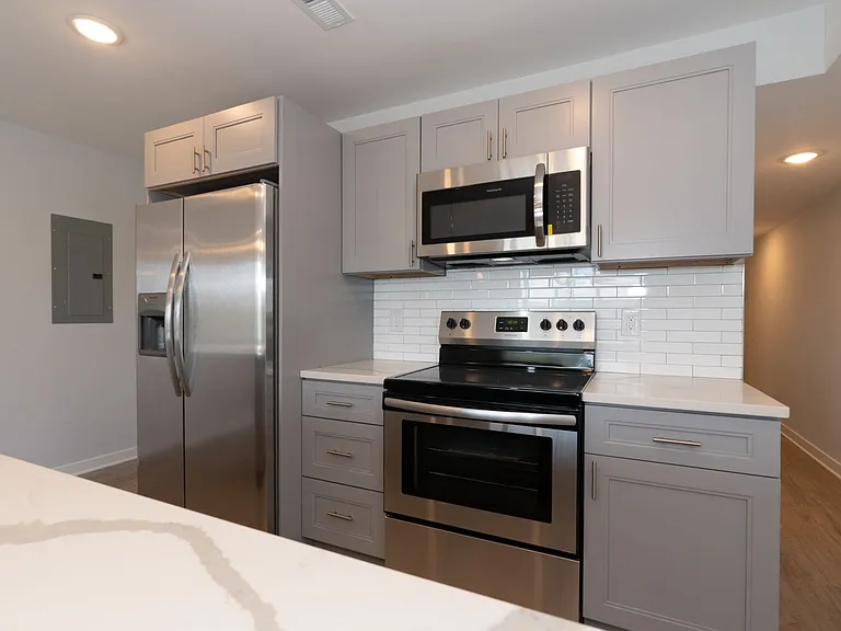 Modern Luxury Apartments In the Heart of University City — Photo 8