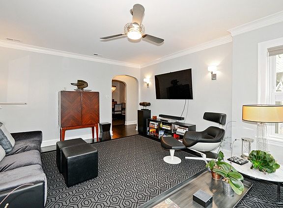 3rd image of 6049 N Claremont Ave