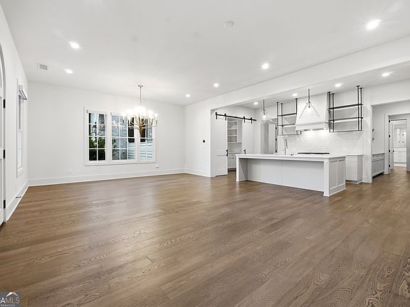 5th image of 215 3rd St