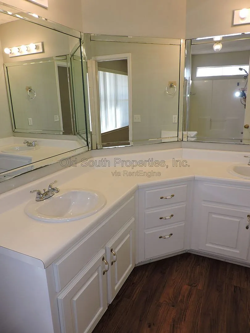 3 bed, 2.5 bath, 1907 sqft, $1,895 — Photo 2