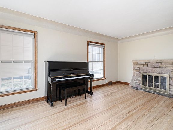 3rd image of 895 Parkview Ave