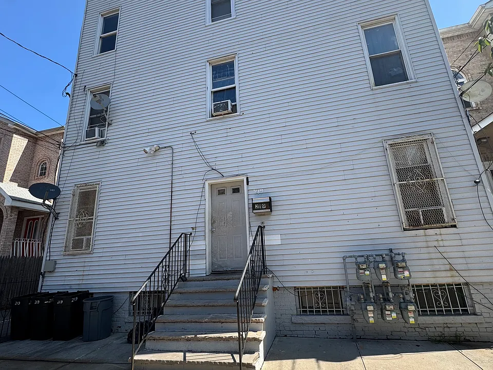 219 Magnolia Ave #3