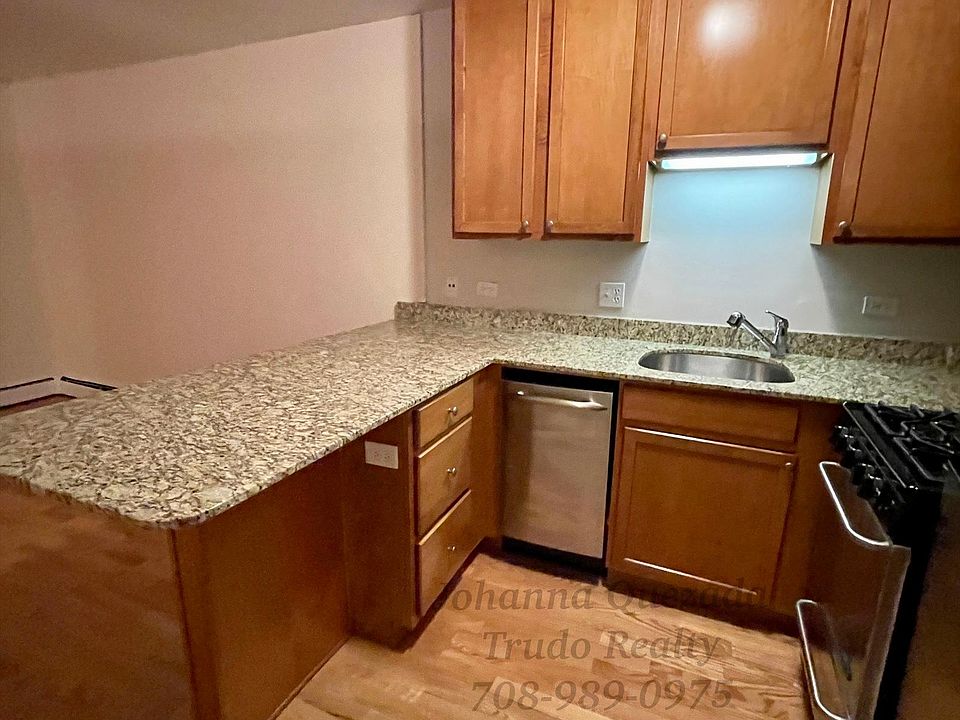 1st image of 625-214 W Wrightwood Ave