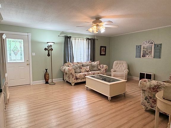3rd image of 202 Shoshone St