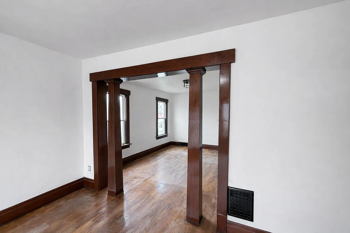 Building Photo - 20 Macamley St #2