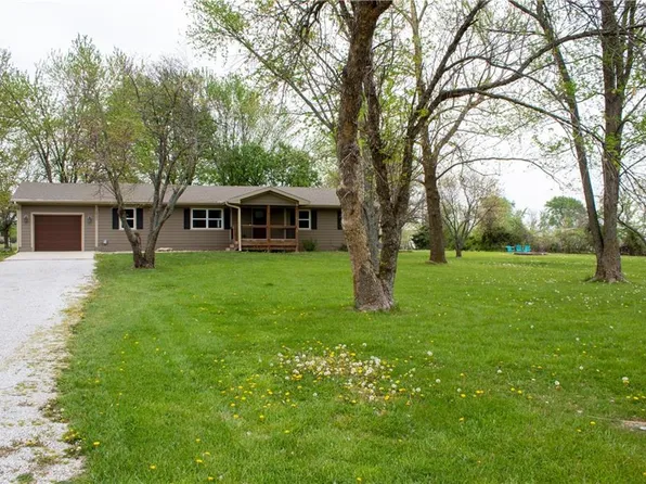 24201 S Tanaine Ln, Peculiar, MO 64078