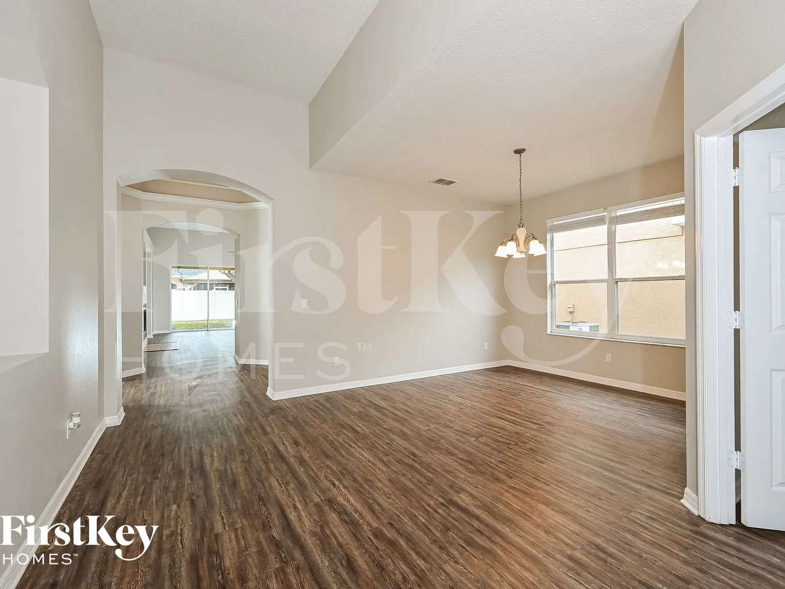 3 bed, 2.0 bath, 2100 sqft, $3,090 — Photo 4
