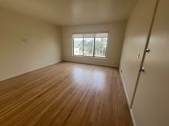 3 bed, 840 sqft, $5,850 — Photo 3